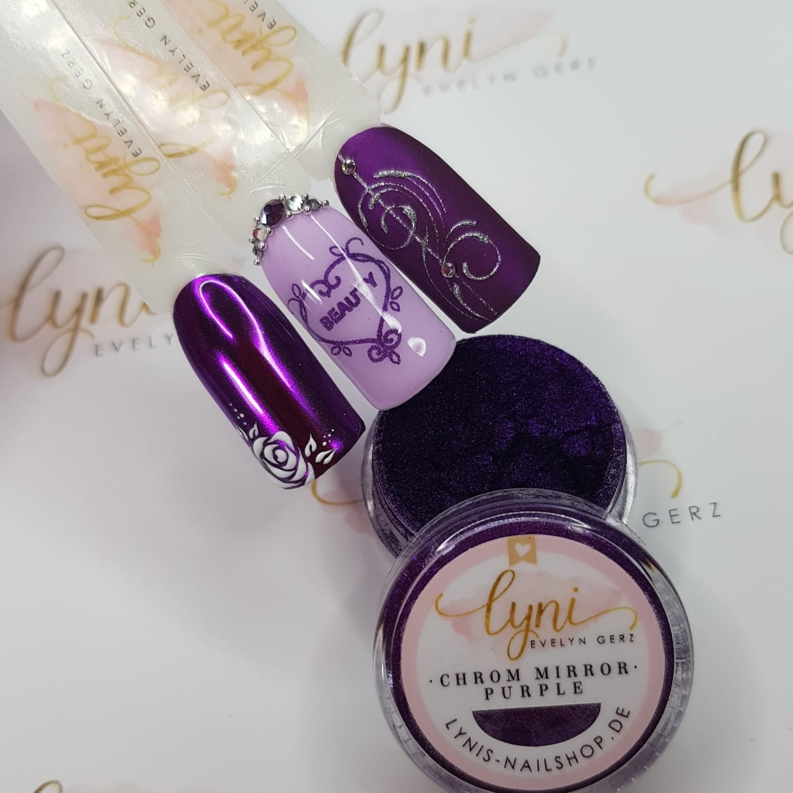 Chrome Mirror · Purple für Nageldesign Nägel & Nagelstudios Chrome Mirror · Purple, lila, Pigment, Puder, puder einreiben, Spiegel Effekt für Nägel im Nageldesign & Nagelstudios
