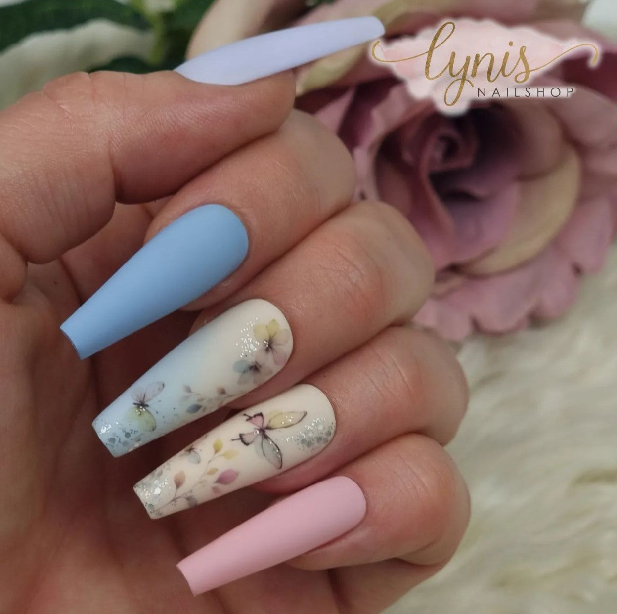 NailArt Wrap · 8134 Glam Silber für Nageldesign Nägel & Nagelstudios NailArt Wrap · 8134 Glam Silber, Aquarell, Blumen, Butterflies, Design Motive, Flowers, pastell, Schmetterlinge, slider, Tattoo, wassertattoo für Nägel im Nageldesign & Nagelstudios