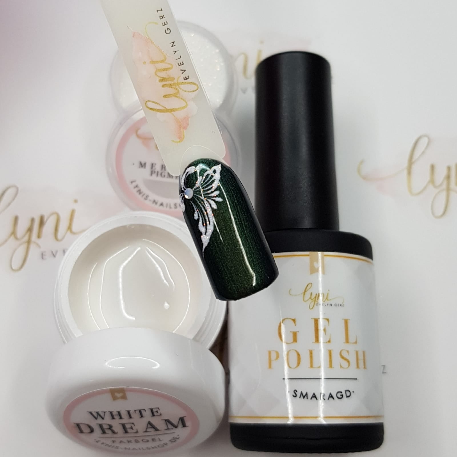 Shellac · Smaragd 7,3ml für Nageldesign Nägel & Nagelstudios Shellac · Smaragd 7,3ml, gel polish, gellack, grün, nail polish, schimmer, uv lack für Nägel im Nageldesign & Nagelstudios