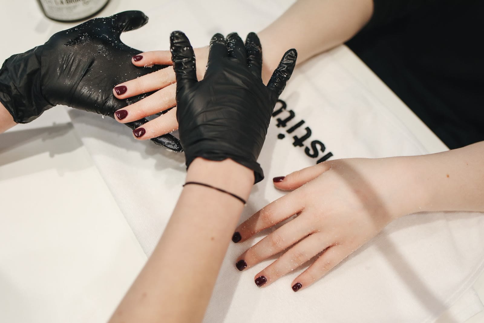 Maniküre im Nagelstudio