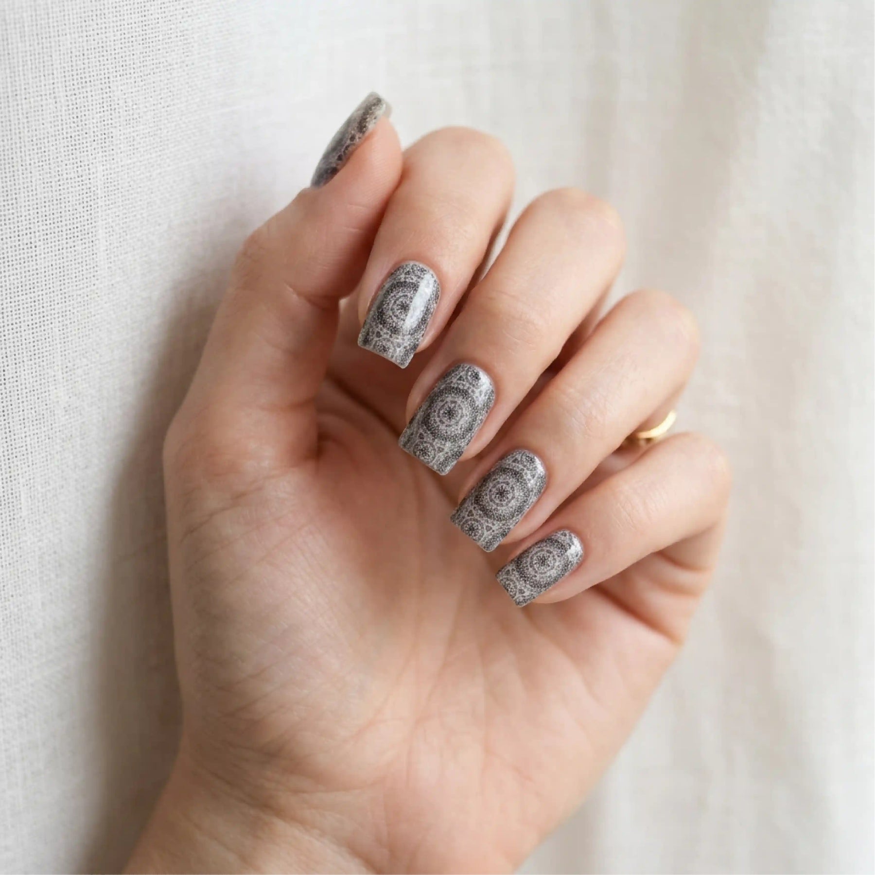 Ornament · Nailartbox mit Folien, Folien Design für Nägel im Nageldesign & Nagelstudios