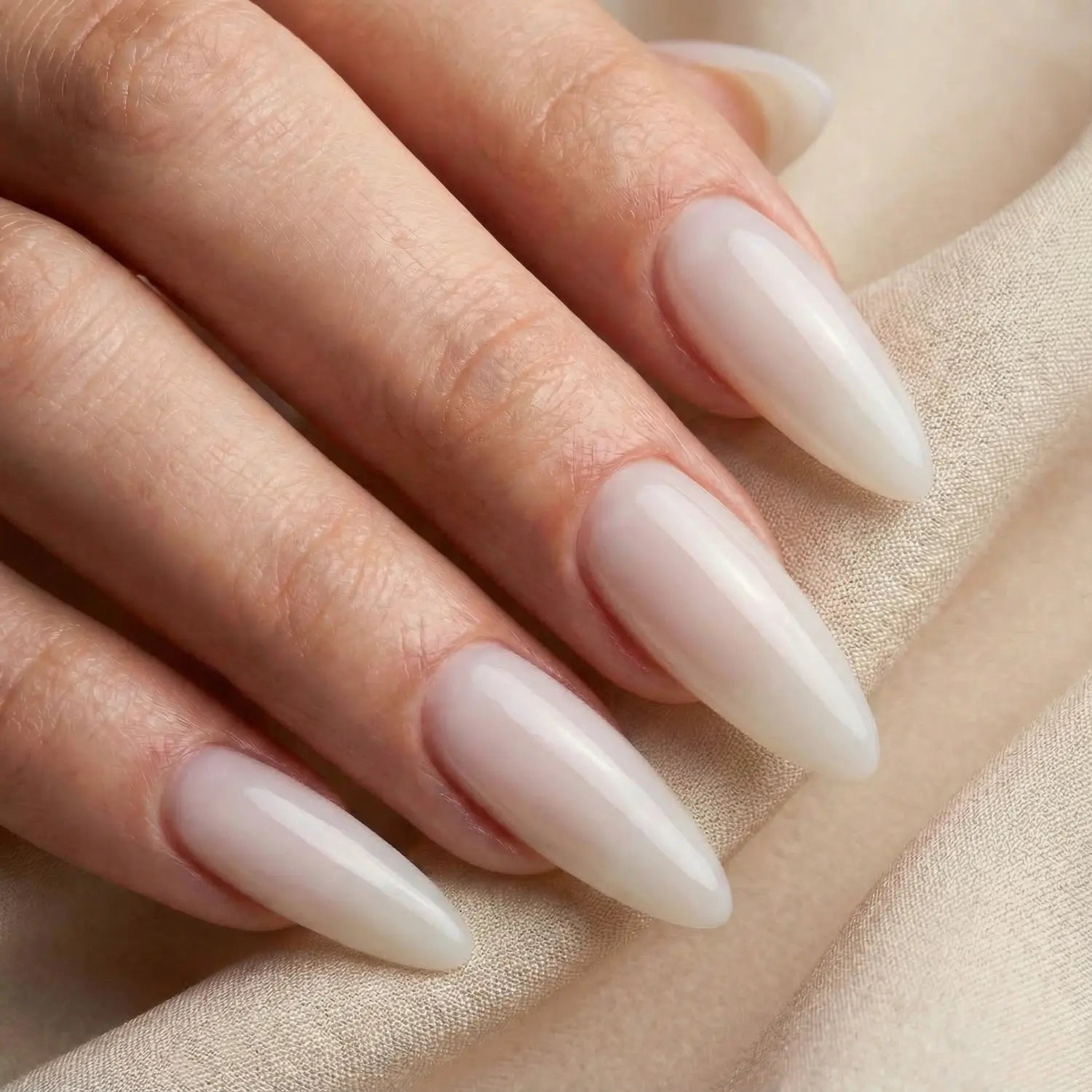 No File · Builder Gel Milky White*,  für Nägel im Nageldesign & Nagelstudios